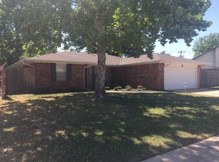 721 Lakecrest Dr, Moore, OK 73170