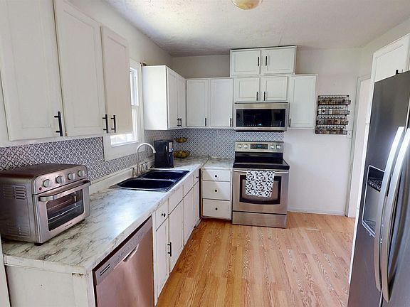 4th image of 425 E 12th St