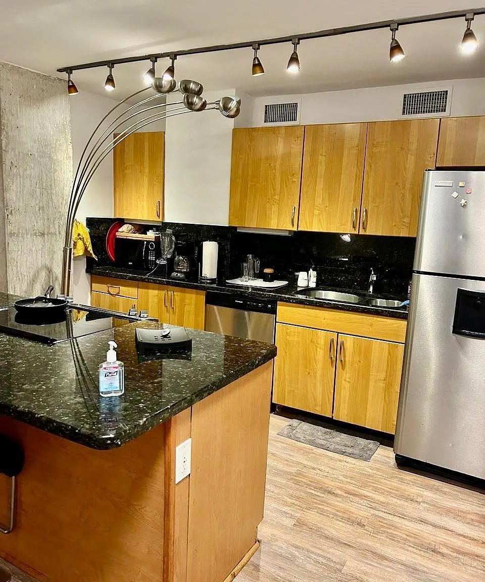 2 bed, 2.0 bath, 940 sqft, $3,200 — Photo 3