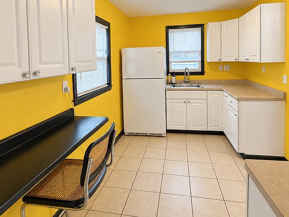 4th image of 22413 Cushing Ave