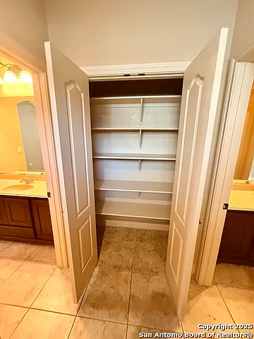 215 Evans Oak Ln — Photo 32