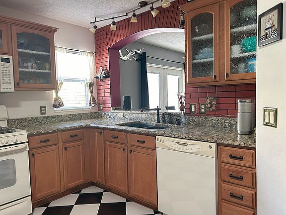 5th image of 1089 Summerton St