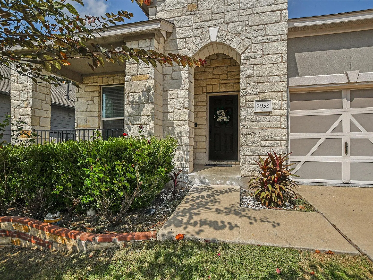 4 bed, 2.0 bath, 2140 sqft, $2,400 — Photo 3
