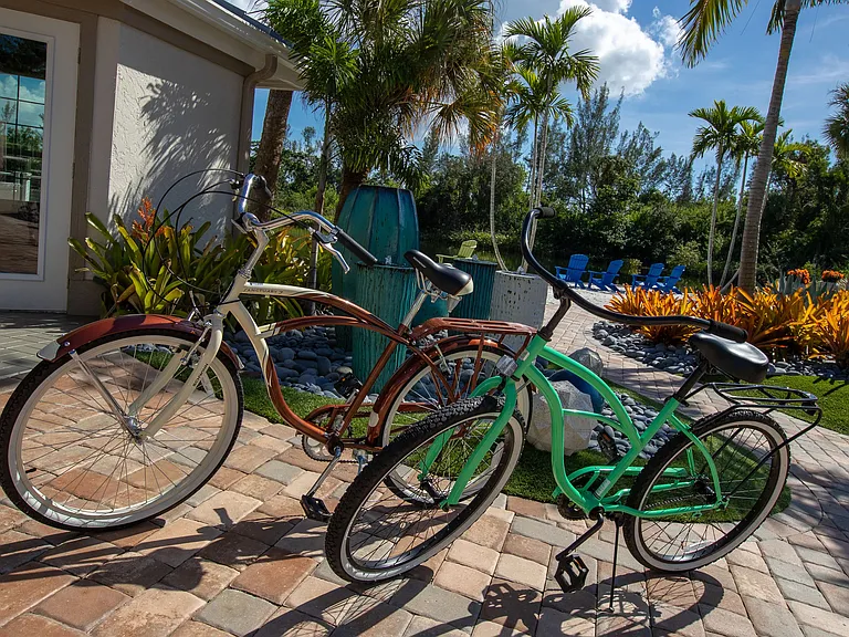 Residents can delight in complimentary bicycle rentals for outdoor adventures at River Reach.