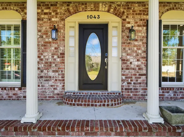 1043 Dominion Dr, Hanahan, SC 29410