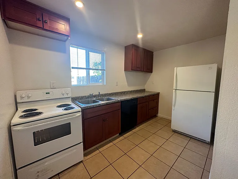 918 1/2 Santa Fe Ave — Photo 3