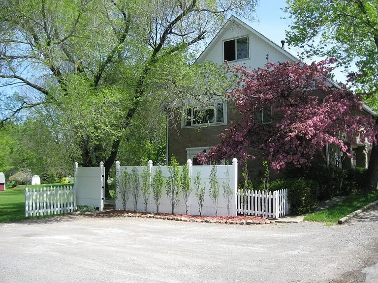 This is the opposite side of the building. This driveway is for the other 2 units.