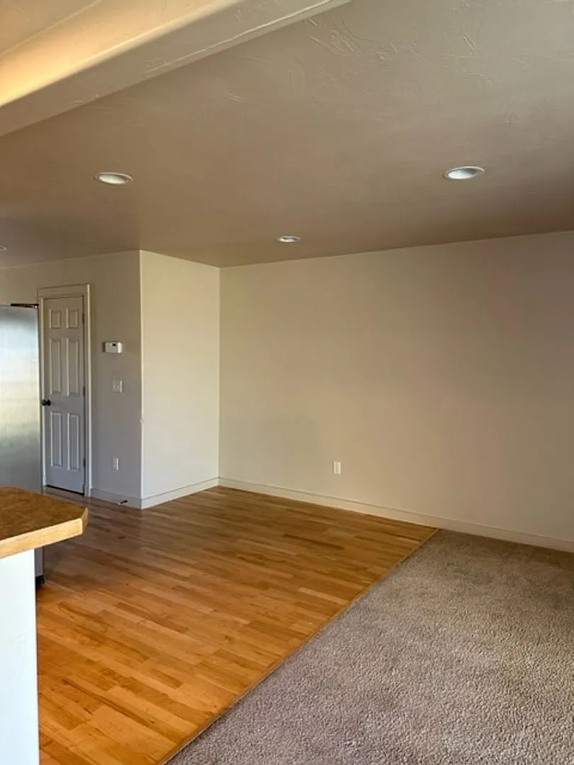 923 Saxon Way — Photo 4