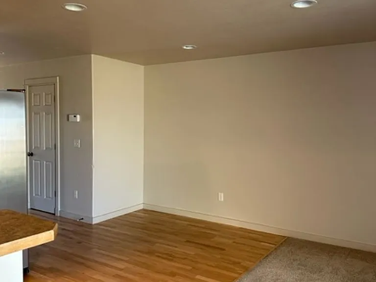 923 Saxon Way — Photo 3