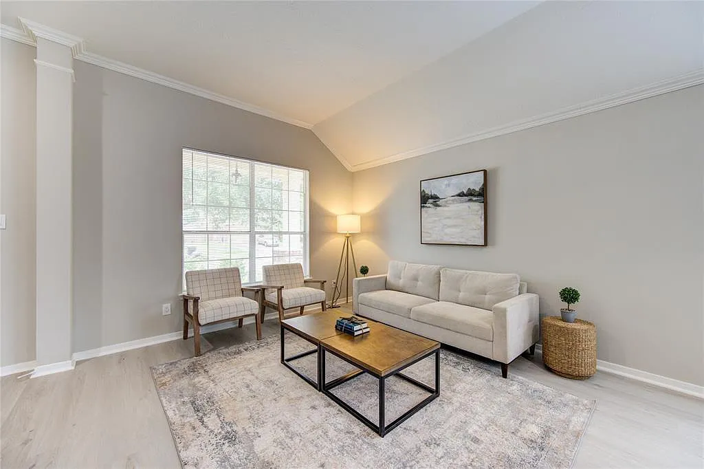 4 bed, 2.0 bath, 2294 sqft, $2,000 — Photo 4
