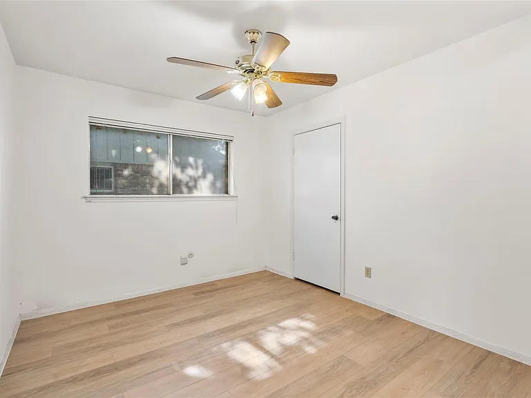8903 Roos Rd — Photo 17