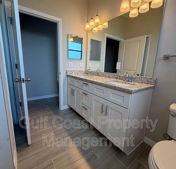 2609 NE 5th Pl — Photo 17
