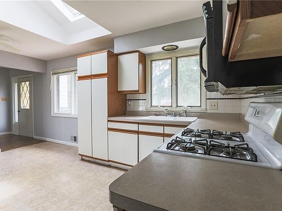 5th image of 227 Gate House Trl