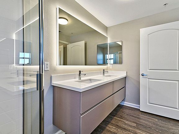 4th image of 667 S Detroit St APT 210