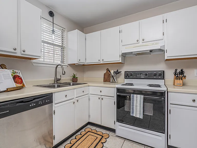 1100 Hulon Ln — Photo 3