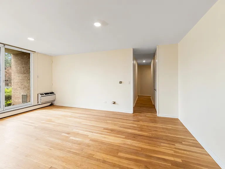 5435 N Artesian Ave #1W — Photo 2