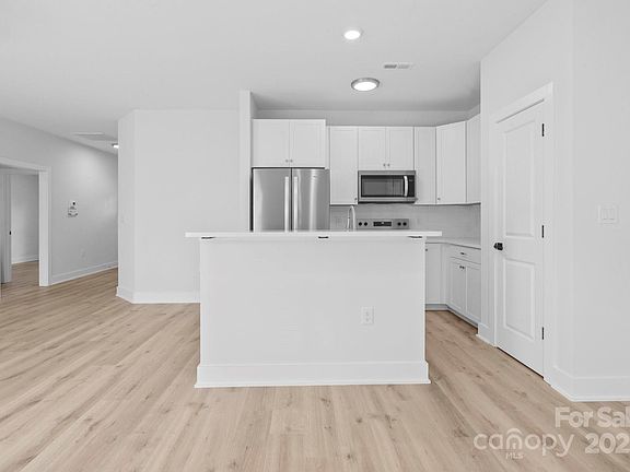 4th image of 2405 Shaw Ave