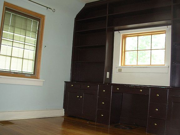2nd BR - Built in workspace