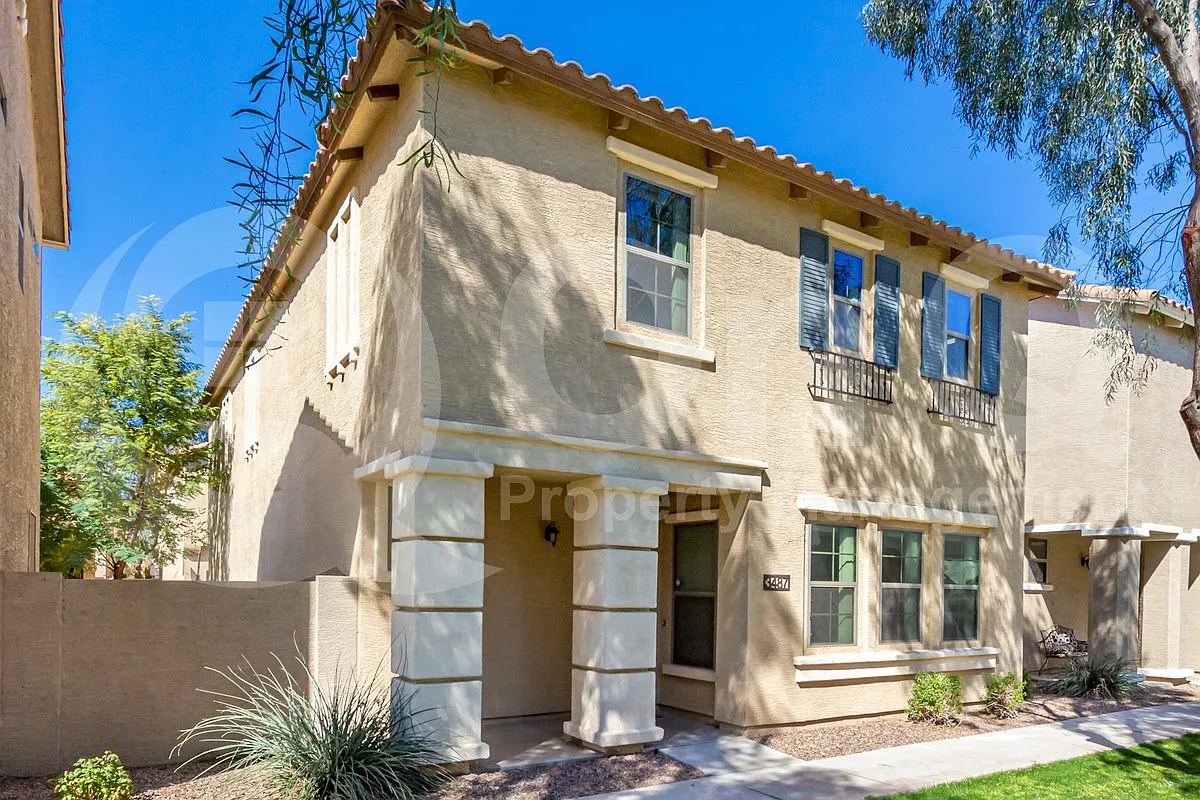 3 bed, 2.5 bath, 2105 sqft, $2,349 — Photo 2
