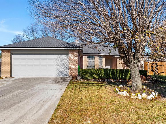 2nd image of 409 Huddleston Ct