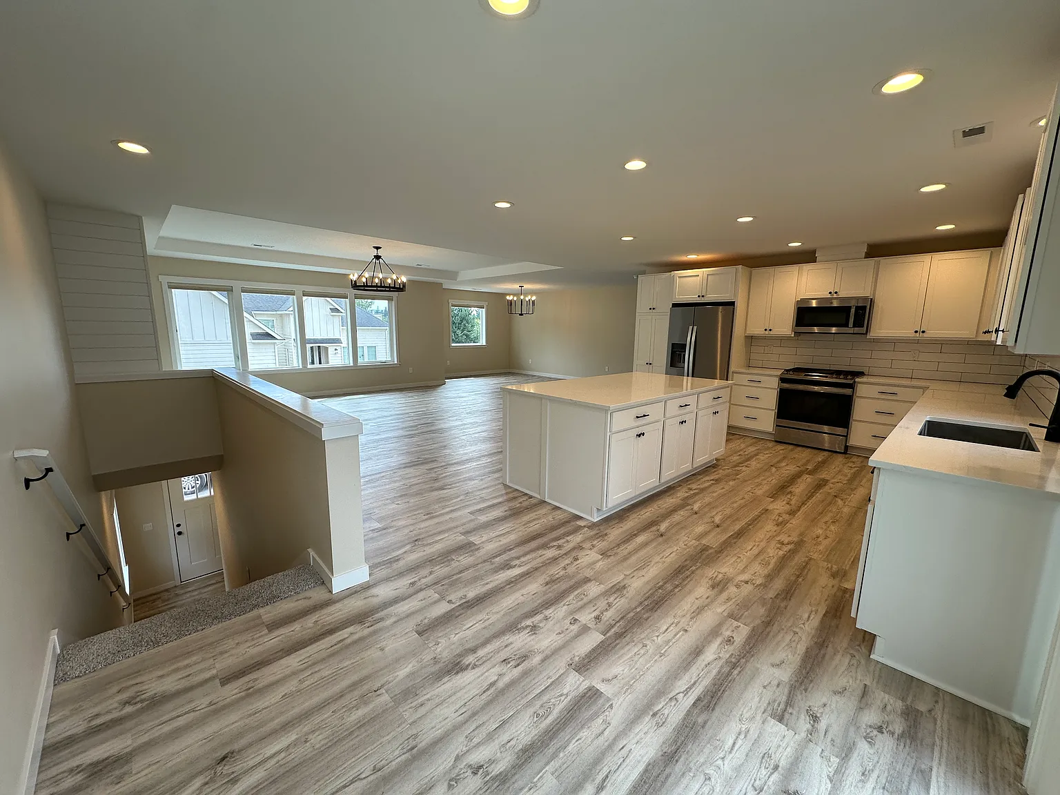 3 bed, 2.5 bath, 2360 sqft, $2,400 — Photo 3