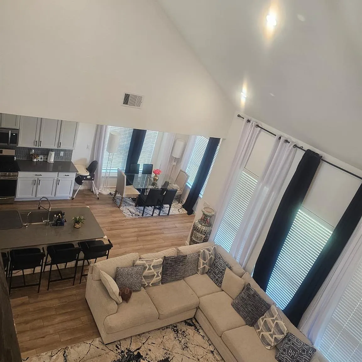 4 bed, 2.5 bath, 2624 sqft, $2,500 — Photo 3