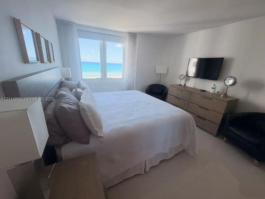 Roney Palace Condo — Photo 4