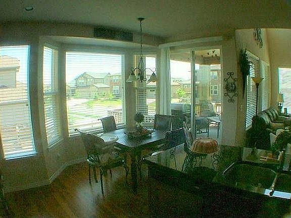 breakfast nook w/bay window