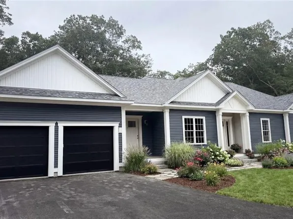 11 Fox Run Trl, Smithfield, RI 02917