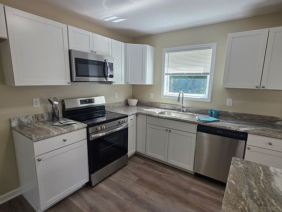 3rd image of 70 Charlotte Dr
