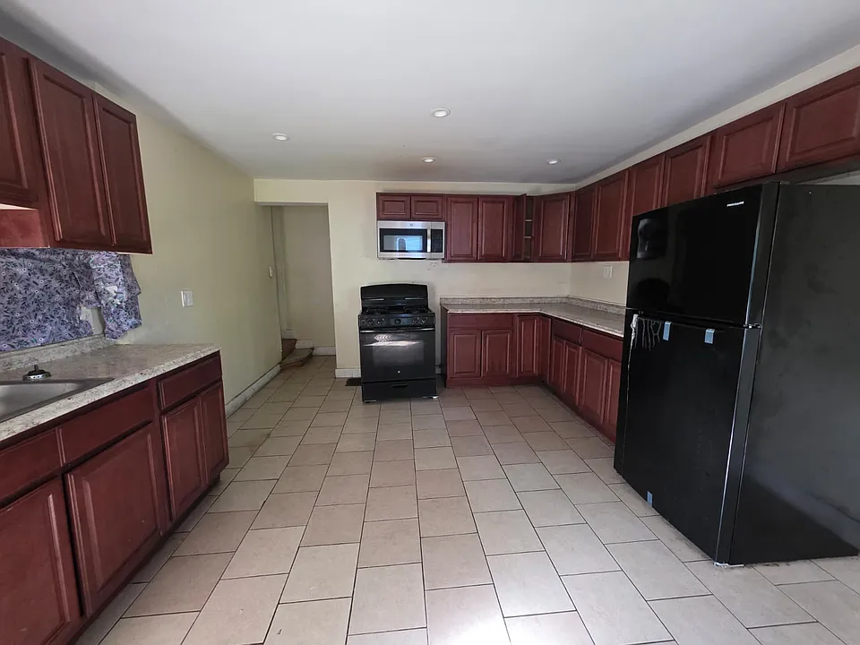 133 Hobart St #2C