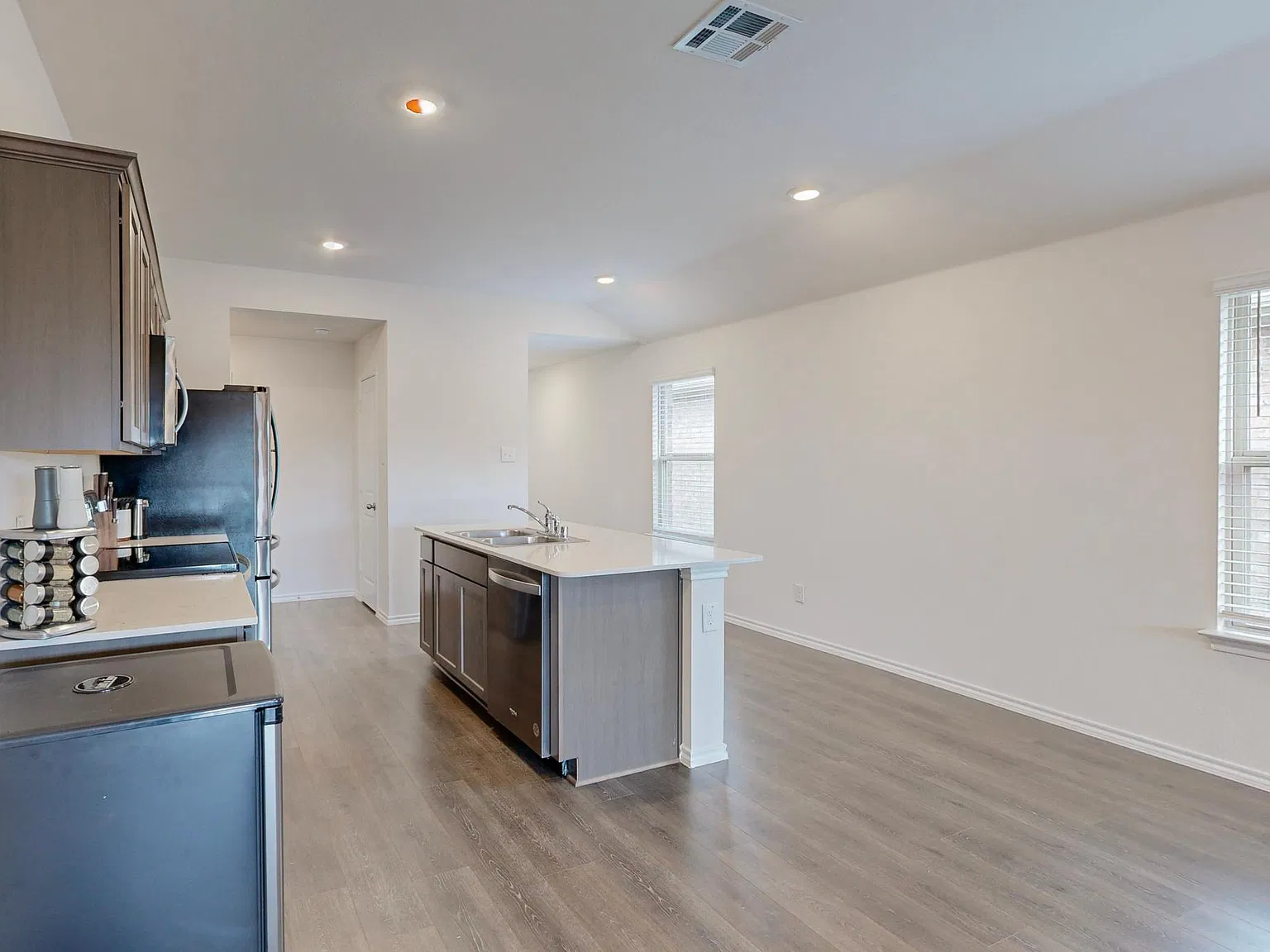 3 bed, 1545 sqft, $2,000 — Photo 4