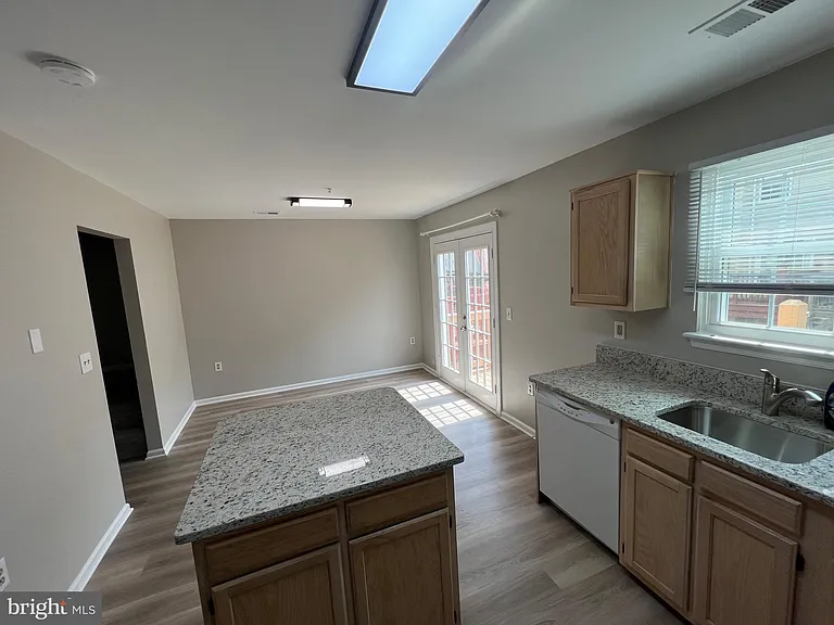 1031 Murdoch Ct — Photo 9