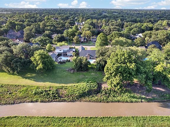 3rd image of 3931 Pleasant Valley Dr