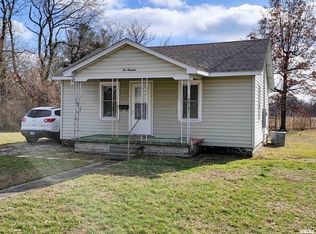 219 W 7th St, Flora, IL 62839