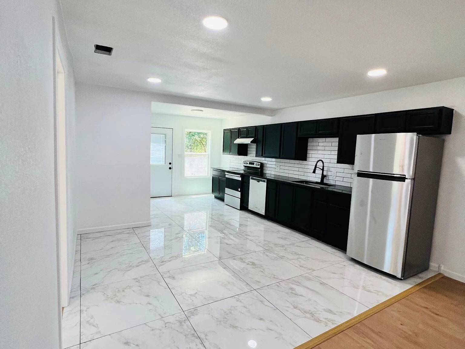 2705 W Sycamore Ave — Photo 4