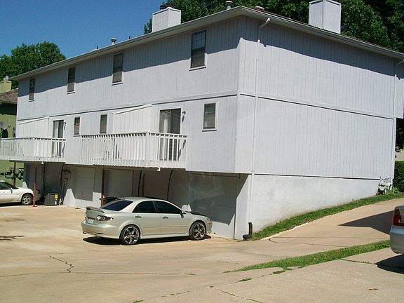 2nd image of 321 NE Highland Ln