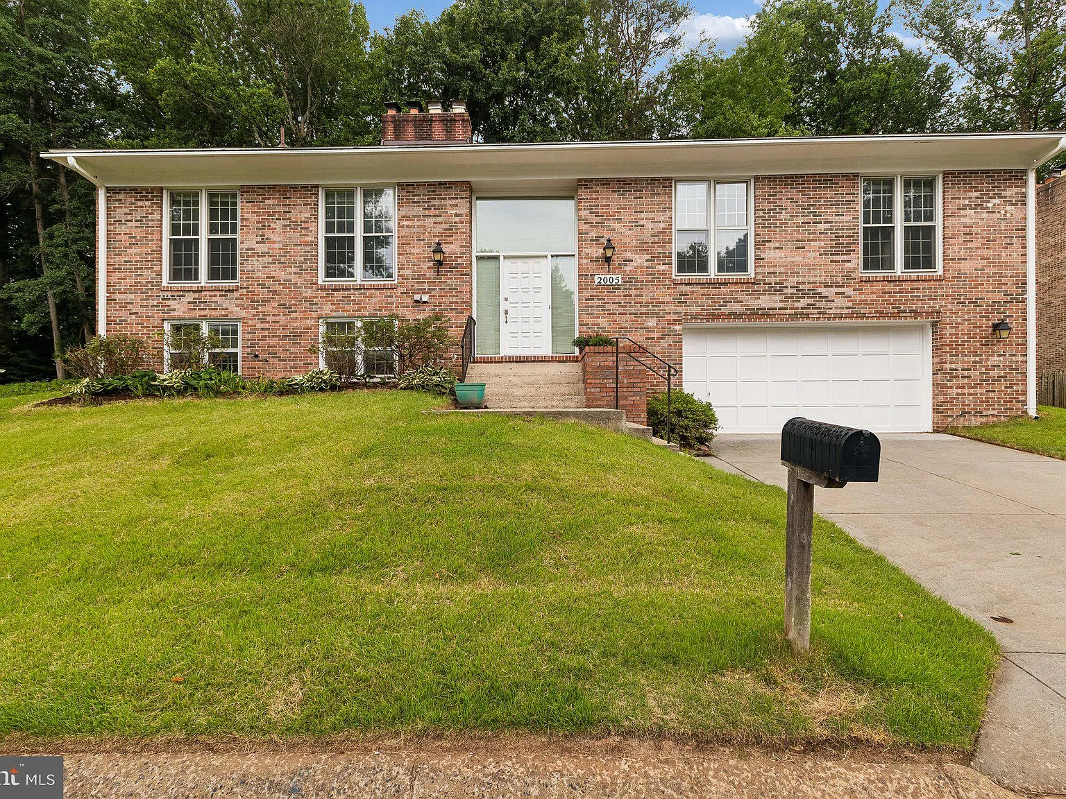 4 bed, 2.5 bath, 2561 sqft, $3,900 — Photo 2
