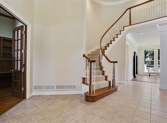 2nd image of 2806 Woodlake Ct