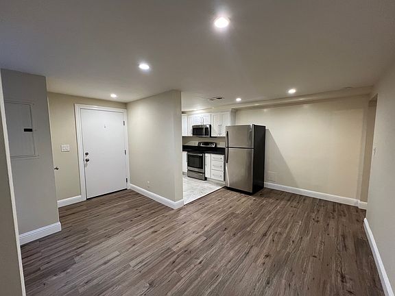 5th image of 2150 Lakeshore Ave #4