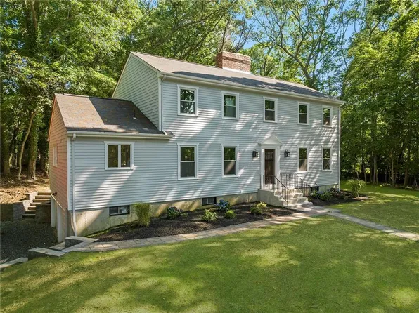 25 N Lake Dr, Barrington, RI 02806