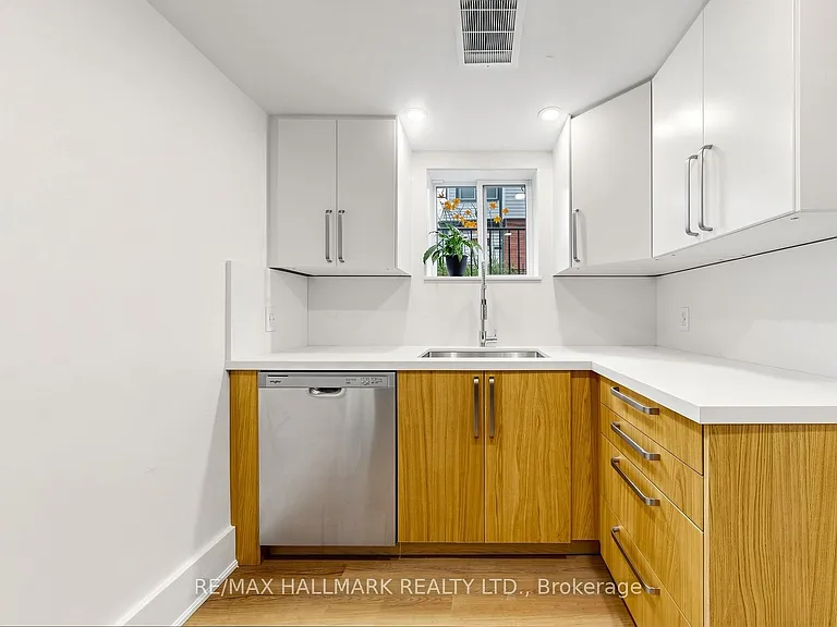 57 Humberside Ave #LOWER LEVEL — Photo 7
