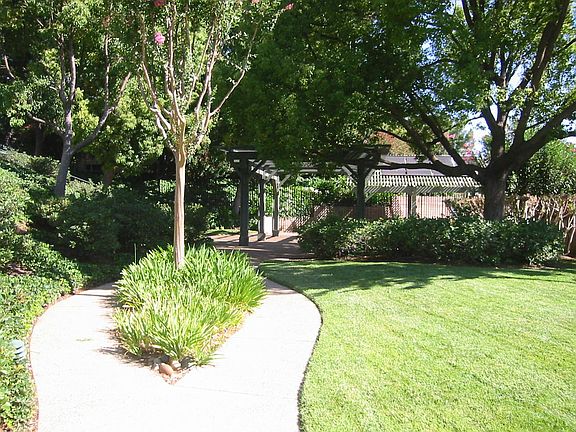3rd image of 880 Oak Park Dr