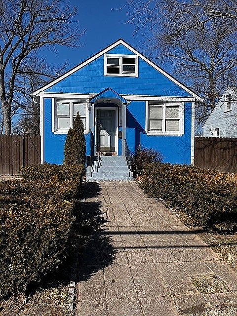 1st image of 202 Oak Ln NW