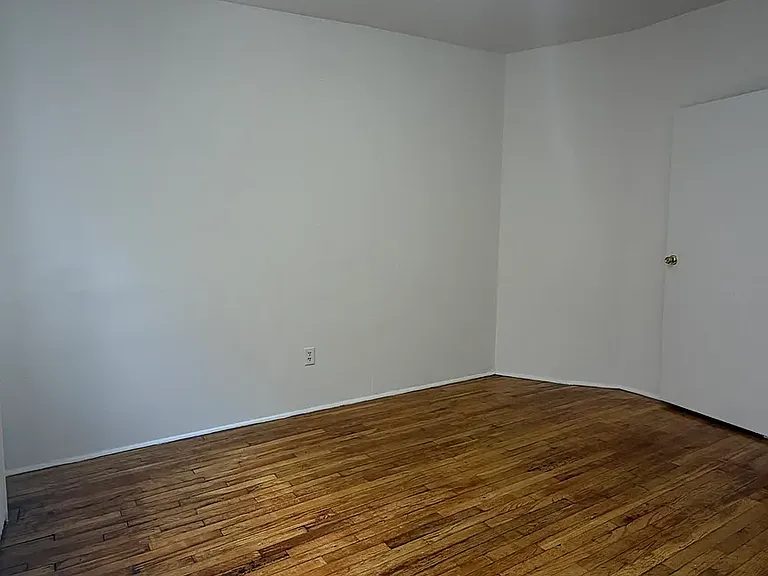 1109 1st Ave #5A — Photo 3