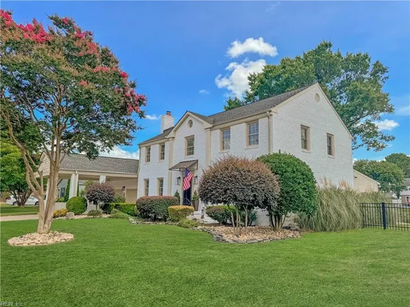 8 Lakeview Dr, Poquoson, VA 23662