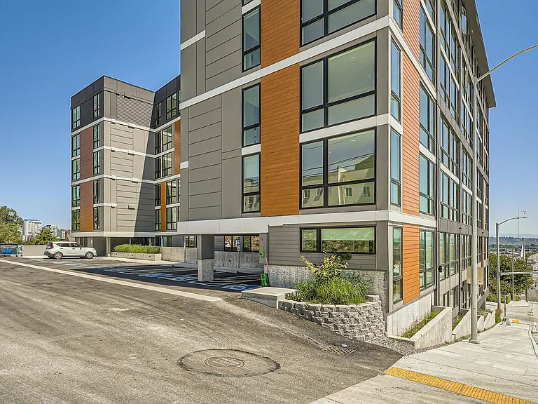 Welcome to AV Lofts! Beautiful views plus in-unit laundry! Up to 8 weeks free! — Photo 4