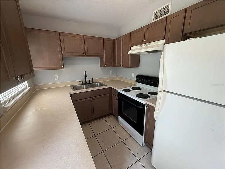 109 Beach Dr — Photo 3