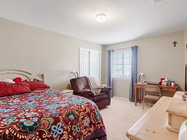 2426 Caroline Ct — Photo 8