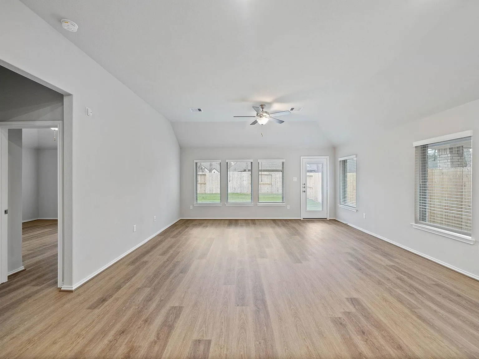 4 bed, 2.0 bath, 1939 sqft, $2,450 — Photo 3